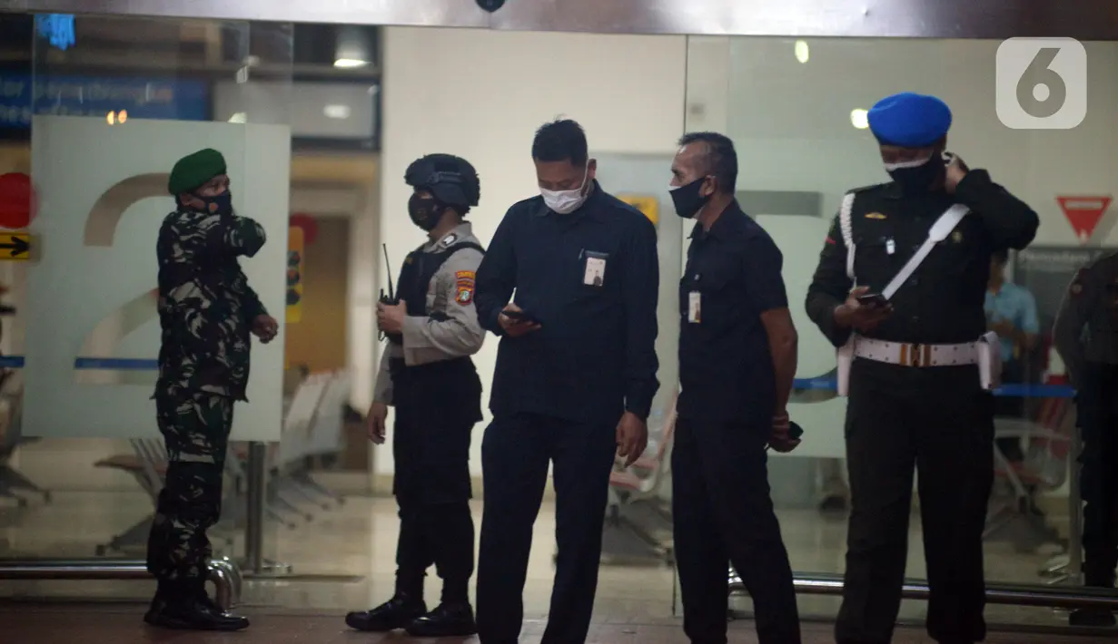 Aparat keamanan berjaga di crisis center maskapai Sriwijaya Air, Terminal 2D, Bandara Internasional Soekarno-Hatta, Tangerang, Banten, Sabtu (9/1/2021). Area yang semula costumer cervice tersebut kini diubah menjadi crisis center hilang kontaknya Sriwijaya Air SJ-182. (merdeka.com/Imam Buhori)
