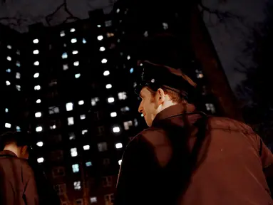 Petugas kepolisian berdiri di luar gedung dimana dua polisi New York ditembak di Bronx, Kamis (4/2). Dua orang polisi ditembak saat tengah melakukan patroli malam di komplek perumahan di Bronx. (REUTERS/Andrew Kelly)
