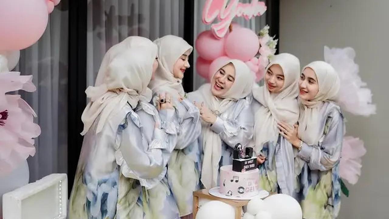 7 Potret Ulang Tahun Ghea Youbi, Kompak Berhijab dan Pakai Baju Kembar