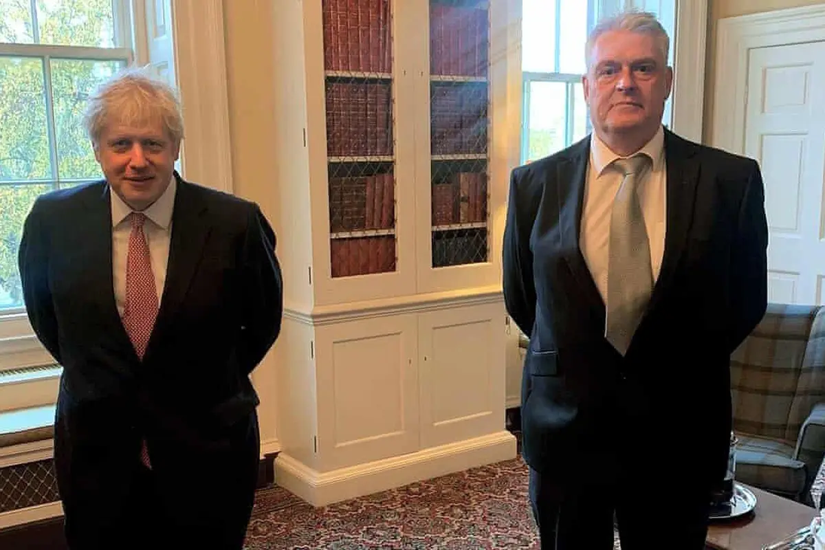 PM Boris Johnson dengan MP Lee Anderson pada 12 November.