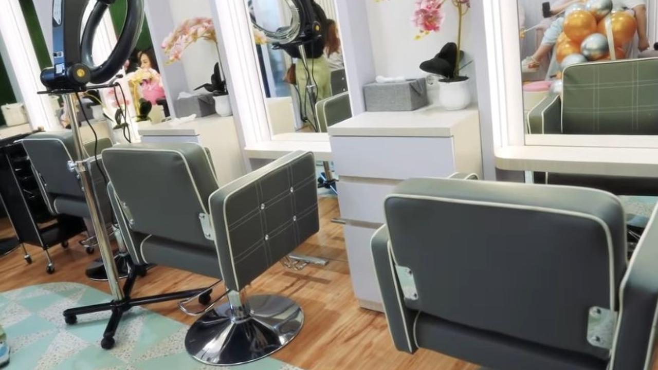 Banyak yang mengucapkan selamat atas pembukaan klinik kecantikan Nathalie Holscher.