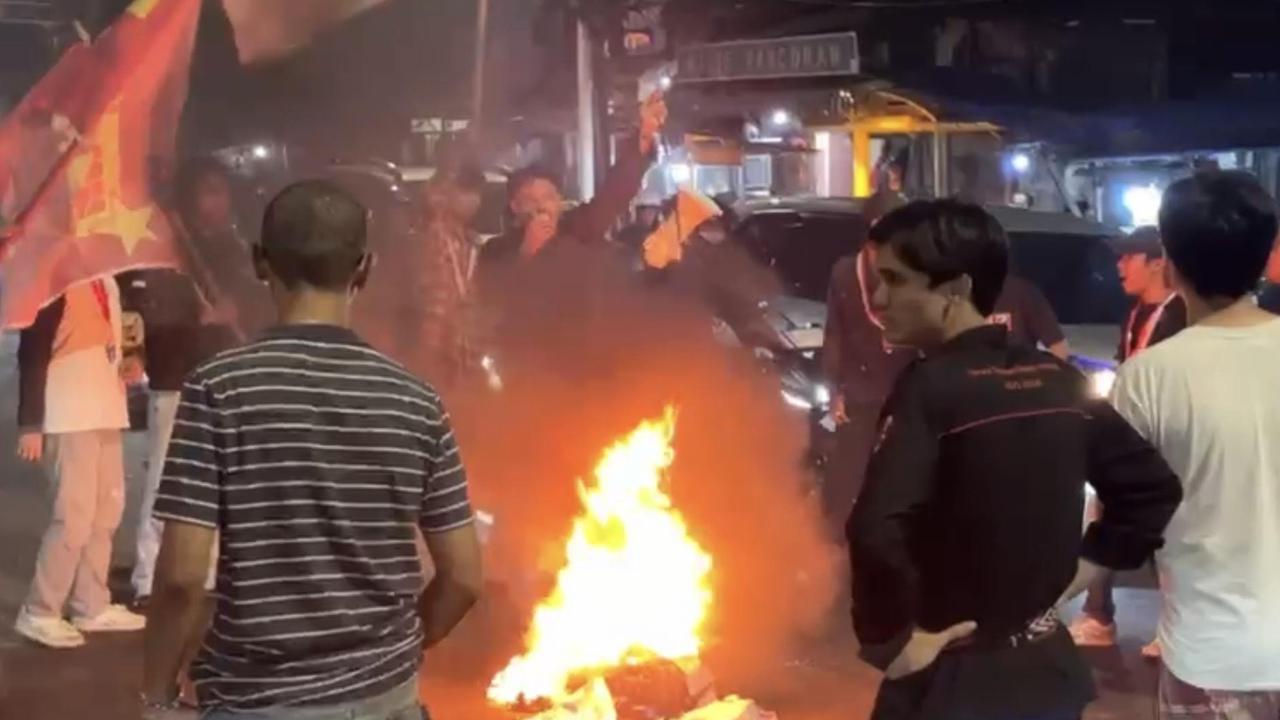 Aksi Bakar Ban Warnai Unjuk Rasa di Kawasan Pancoran