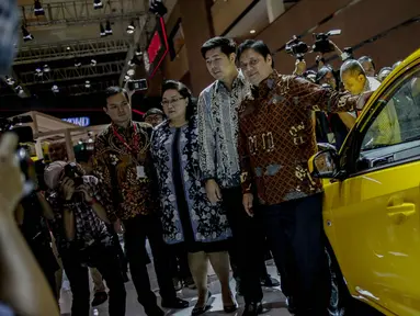 Menteri Perindustrian Airlangga Hartarto meninjau salah satu stan pada pembukaan pameran otomotif Indonesia International Motor Show (IIMS) 2019 di JiExpo Kemayoran, Jakarta, Kamis (25/4). Untuk hajatan tahun ini, acara resmi dibuka oleh Menperin Airlangga Hartarto. (Liputan6.com/Faizal Fanani)