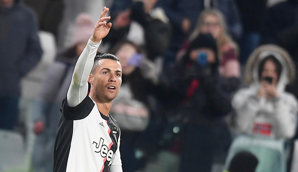 Striker Juventus, Cristiano Ronaldo merayakan gol yang dicetaknya ke gawang Parma pada lanjutan pertandingan Liga Serie A Italia di Stadion Allianz, Minggu (19/1/2020). Ronaldo memborong dua gol saat Juventus mengalahkan Parma dengan skor 2-1. (Fabio Ferrari/LaPresse via AP)