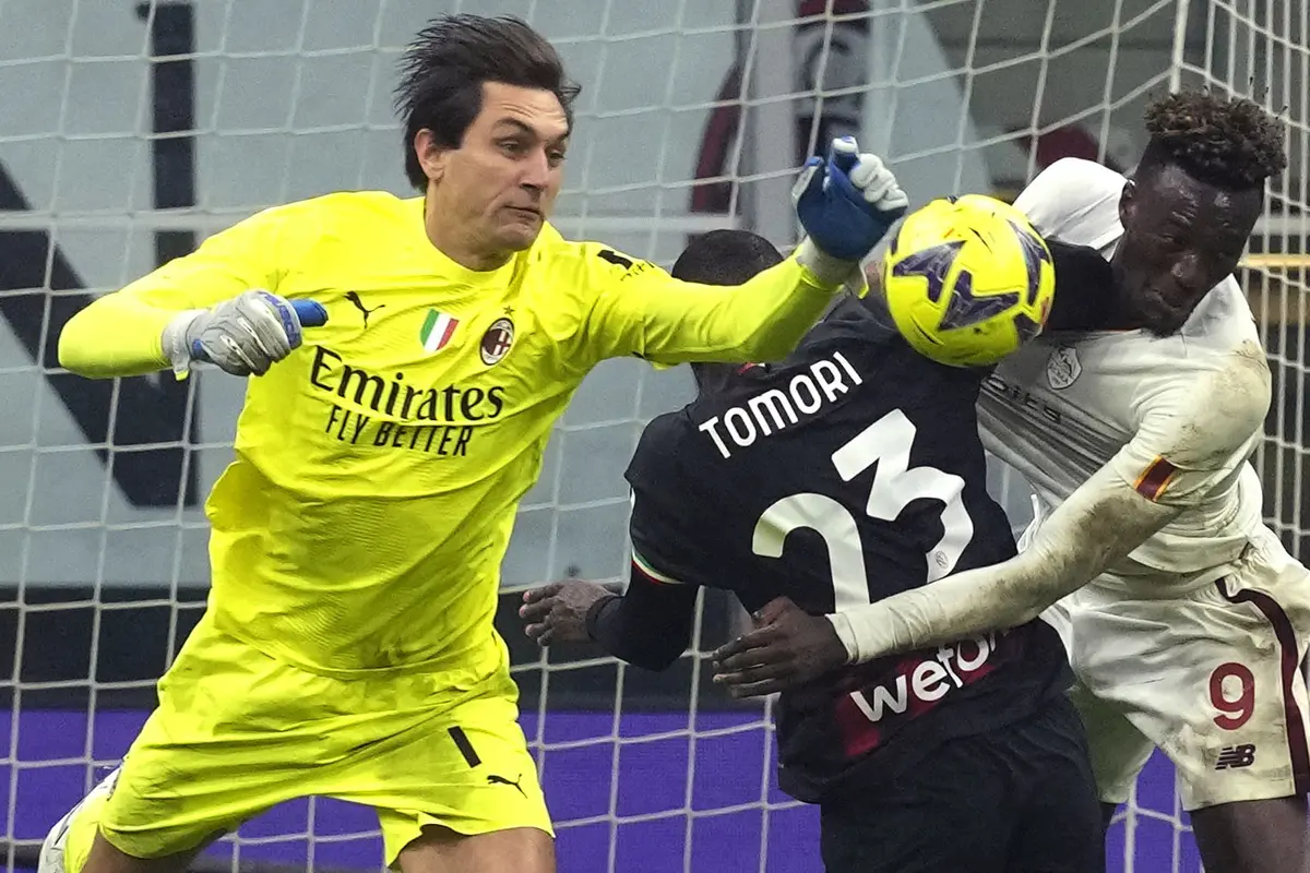 Foto: Aksi Tammy Abraham Gagalkan Kemenangan AC Milan atas AS Roma di Menit-Menit Akhir Laga Lanjutan Liga Italia