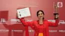 Lola Amaria berpose memegang piala saat menerima Anugerah Festival Film Indonesia (FFI) 2023 kategori  Film Dokumenter Panjang Terbaik: Eksil di Ciputra Artpreneur, Jakarta, Selasa (14/11/2023). (Liputan6.com/Herman Zakharia)