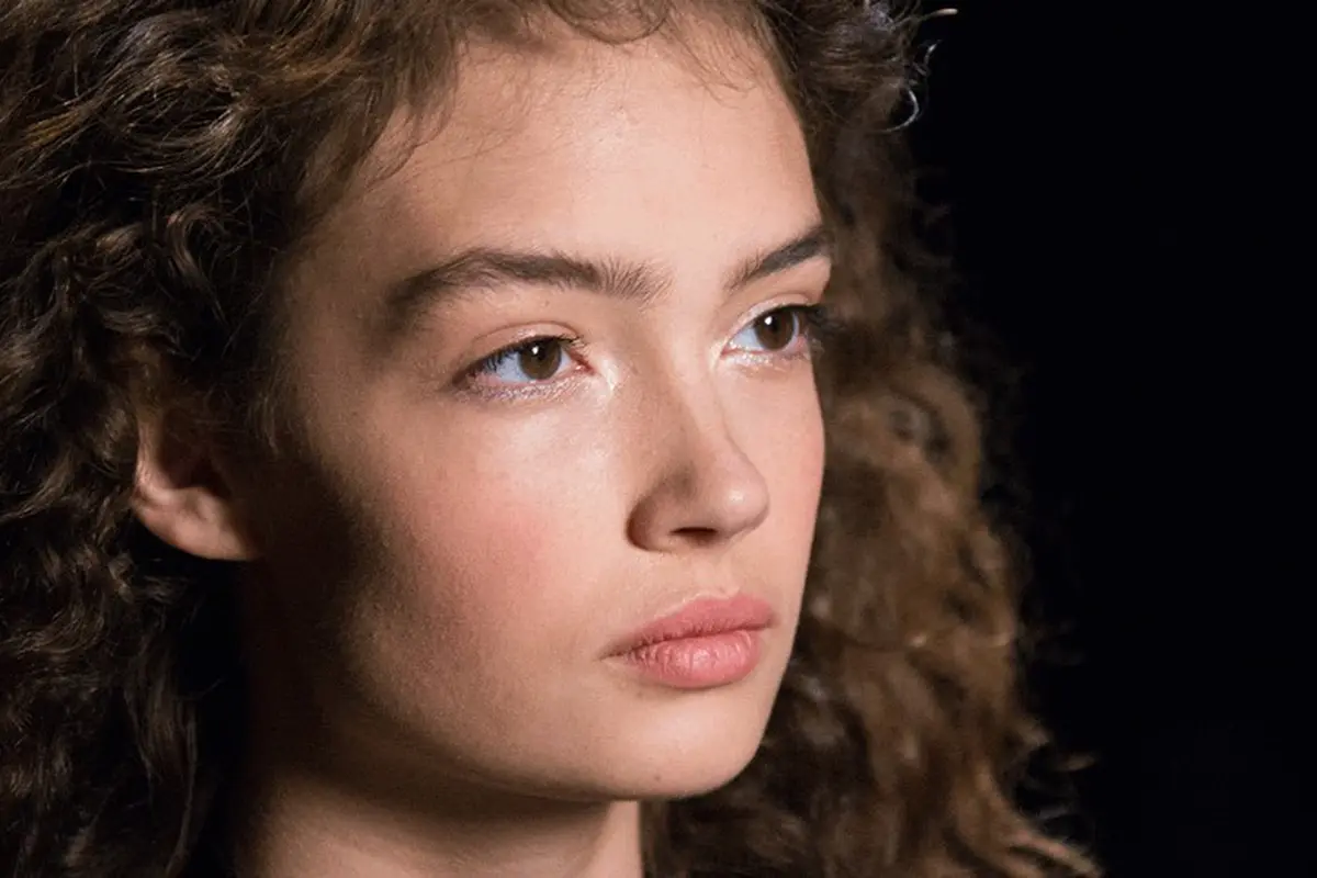 Cara Baru Pakai Blush On untuk Wajah Terlihat Lebih Tegas
