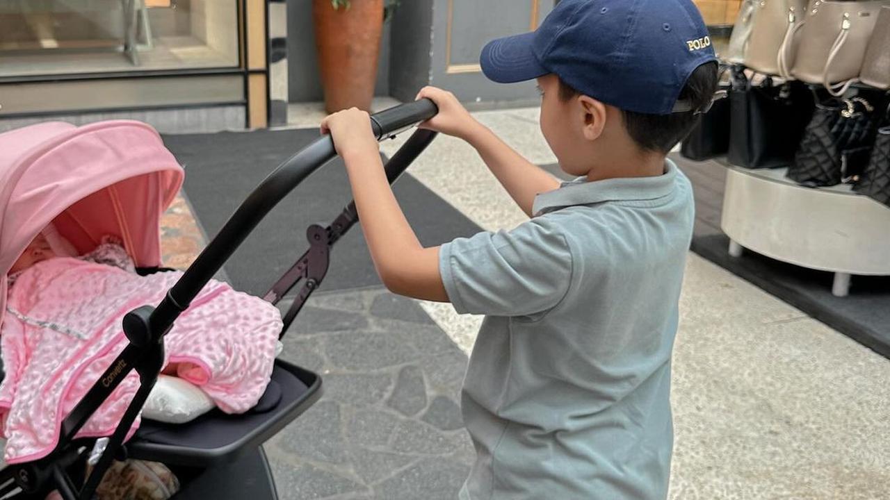 Meski Beda Ayah, Ini 7 Potret Yusuf Anak Larissa Chou Bareng sang Adik yang Terlihat Sayang