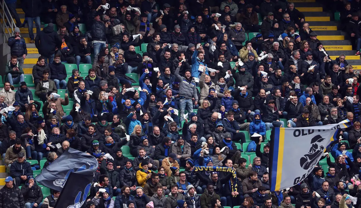 Dukungan ribuan suporter Inter Milan di tribun saat timnya melawan Empoli pada lanjutan Serie A Italia di  Giuseppe Meazza stadium, Milan, (12/2/2017).  Inter Milan menang 2-0. (EPA/Matteo Bazzi)