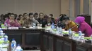 Menteri Agama, Lukman Hakim Saifuddin (kiri) memberikan penjelasan saat rapat bersama DPD RI membahas evaluasi ibadah Haji, Jakarta, Kamis (22/1/2015). (Liputan6.com/Andrian M Tunay) 
