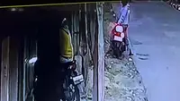 Terekam CCTV, Begini Modus Baru Pencurian Motor