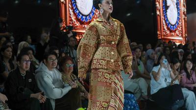 Ornamen Klasik dalam Balutan Busana Mewah