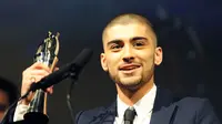 Zayn Malik berhasil meraih penghargaan perdana miliknya sendiri, menghaturkan terima kasih kepada One Direction.