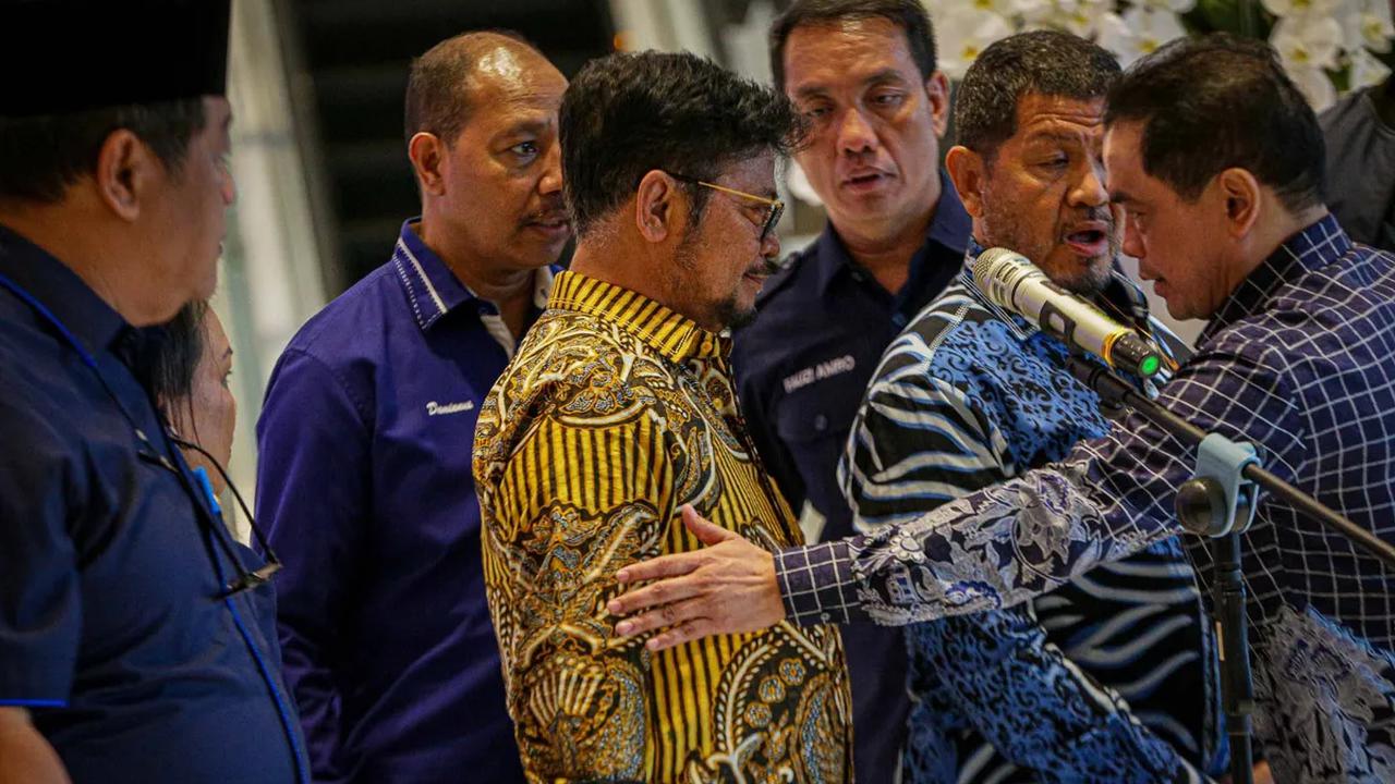 Sebagai informasi, Menteri Pertanian (Mentan) Syahrul Yasin Limpo (SYL) masih irit bicara. Dia memilih tidak berkomentar lebih lanjut di tengah isu penetapan tersangka dirinya atas kasus dugaan korupsi oleh KPK.<br>