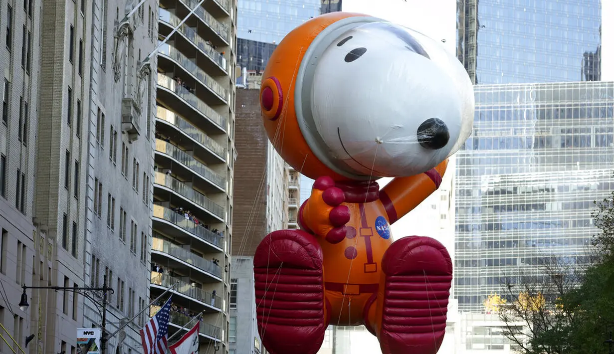 Balon Snoopy di Macy's Thanksgiving Day Parade 2022. (Foto: Charles Sykes/Invision/AP)