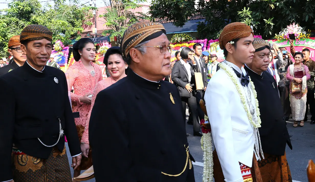 Gibran Rakabuming Raka melangkah pasti menuju tempat pernikahan. (Galih W. Satria/Bintang.com)