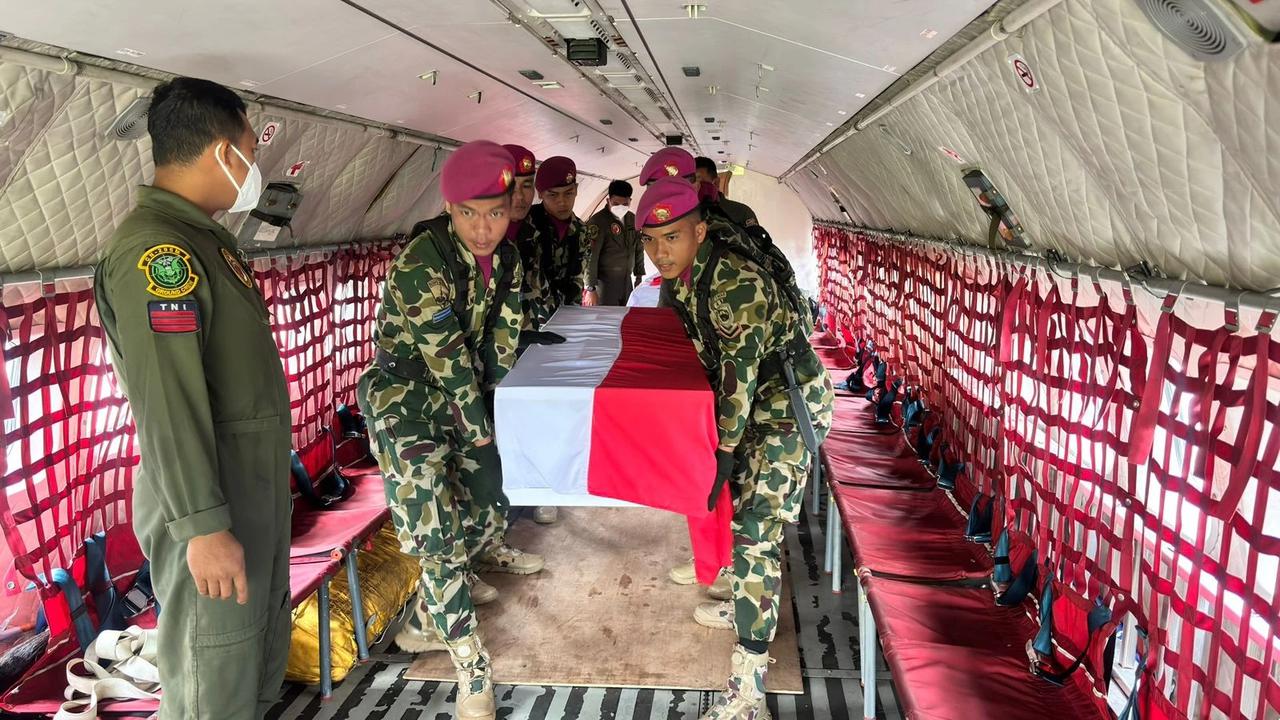FOTO: Upacara Pelepasan Jenazah Dua Prajurit TNI AL yang Gugur dalam Musibah Tanah Longsor di Cisarua