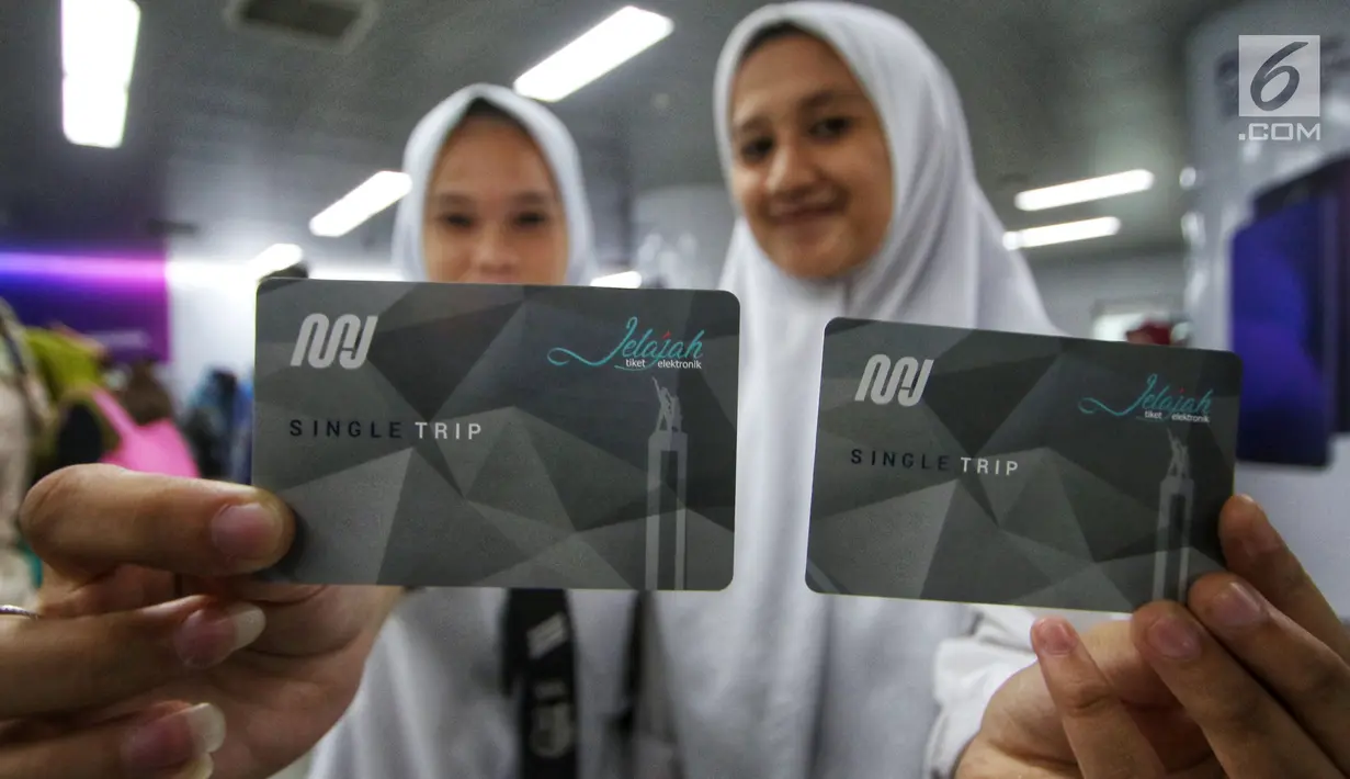 Calon penumpang menunjukkan kartu Jelajah Single Trip MRT pada hari pertama fase operasi secara komersial (berbayar) di Stasiun MRT Bundaran HI, Jakarta, Senin (1/4). Selama sebulan pertama berbayar, penumpang mendapatkan potongan sebesar  50 persen selama April 2019. (Liputan6.com/Johan Tallo)