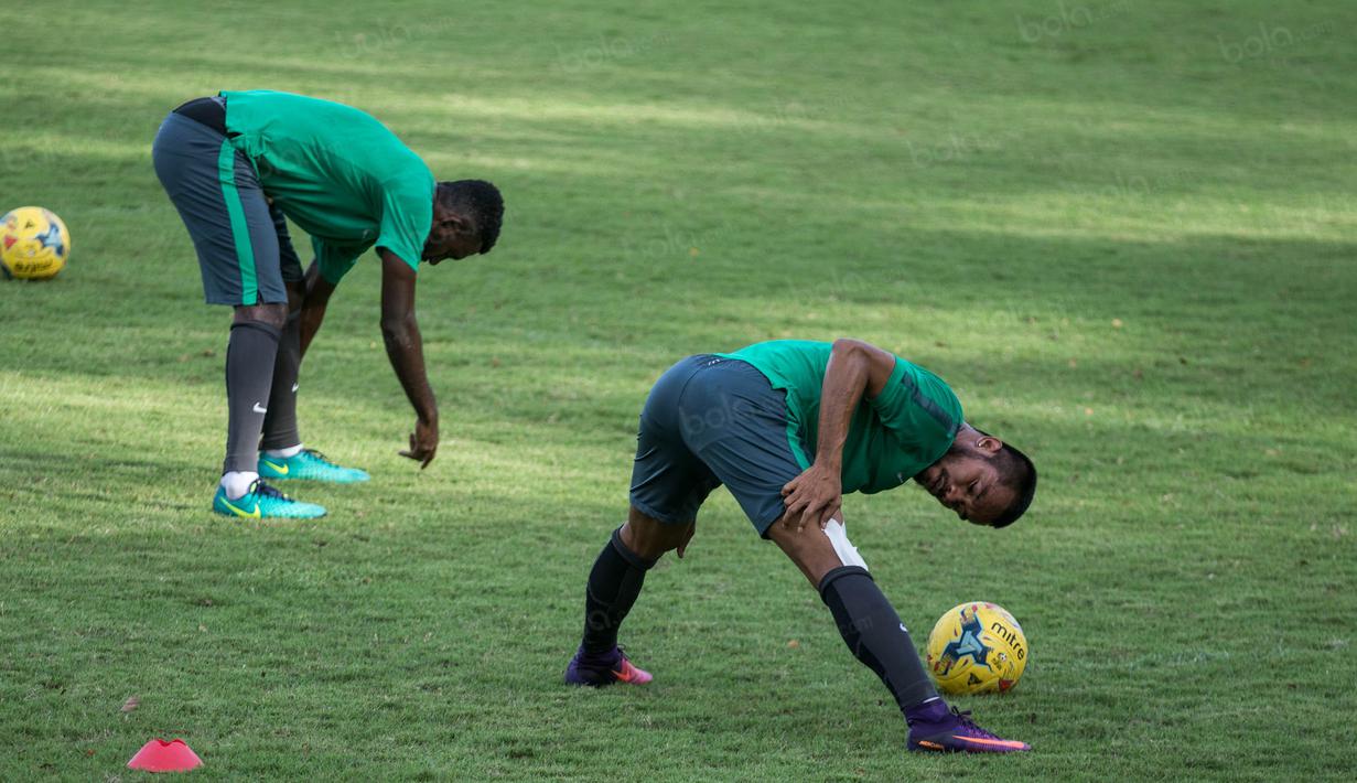 Gelandang Timnas Indonesia, Zulham Zamrun, melakukan pemanasan saat berlatih jelang laga final Piala AFF 2016. (Bola.com/Vitalis Yogi Trisna)