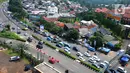 Suasana kawasan Puncak di Simpang Gadog, Ciawi, Bogor, Kamis (20/5/2021). Walaupun libur lebaran sudah berlalu, kawasan Puncak dan sekitarnya masih dipadati wiasatawan. (merdeka.com/Arie Basuki)