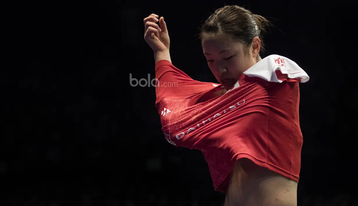 Nozomi Okuhara melakukan ritual ganti baju saat BCA Indonesia Open 2017. (Bola.com/Vitalis Yogi Trisna)