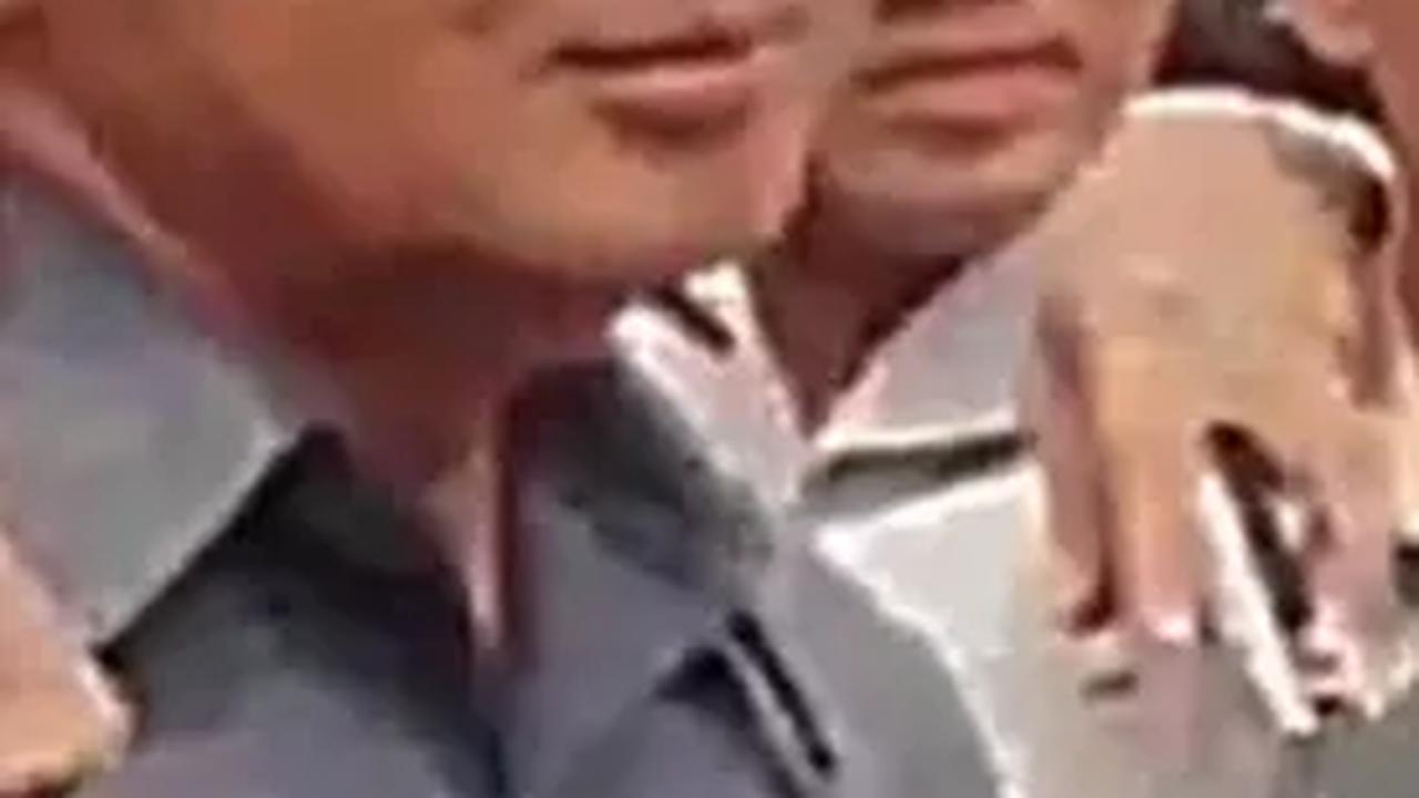 Kedatangan Presiden Soeharto bersama rombongan ini disambut hangat oleh para pengungsi.