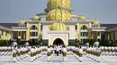 Penjaga kerajaan berjaga saat penobatan Raja Malaysia Abdullah Ri'ayatuddin Al-Mustafa Billah Shah di Istana Nasional, Kuala Lumpur, Selasa (30/7/2019). Dia menekankan bahwa persatuan dan kerukunan adalah pilar dan kekuatan bangsa. (FARHAN ABDULLAH/DEPARTMENT OF INFORMATION/AFP)