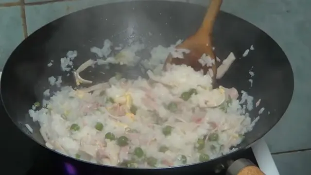 Koki Asal Inggris Bikin Video Masak Nasi Goreng Spesial Pakai Beras Mentah