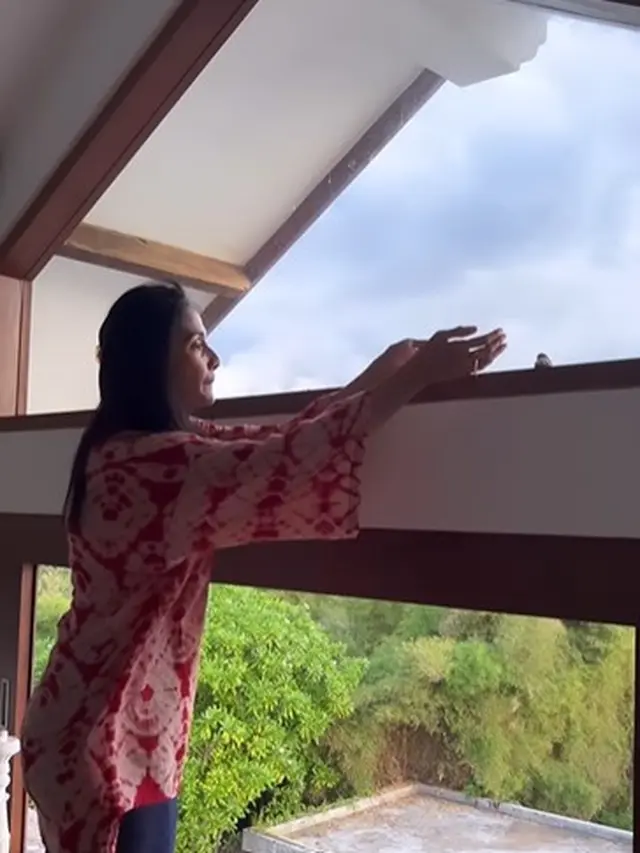 Maudy Koesnaedi selamatkan burung kecil (Instagram/maudykoesnaedi)