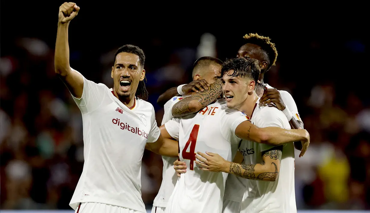 Pemain AS Roma Bryan Cristante (tengah) merayakan gol pertama timnya ke gawang Salernitana pada pertandingan sepak bola Serie A Italia di Stadion Arechi, Salerno, Italia, 14 Agustus 2022. AS Roma menang 1-0. (Alessandro Garofalo/LaPresse via AP)