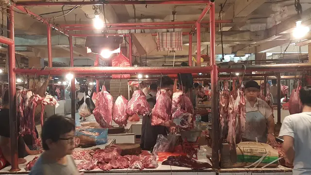 Pedagang daging di Pasar Pondok Gede, Kota Bekasi. (Bawono/Liputan6.com)