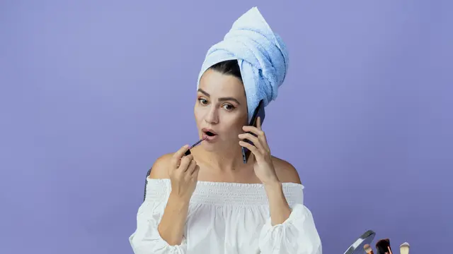 Finishing touch dengan lip balm ataupun lip tint ringan