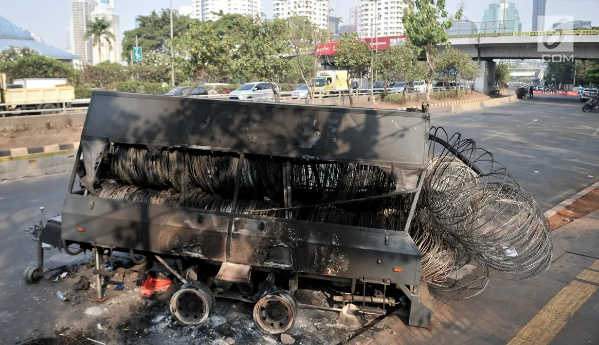 Sebuah kawat berduri yang dibakar pasca unjuk rasa pelajar yang berakhir ricuh di kawasan Gedung DPR RI di Jalan Gatot Subroto, Jakarta, Kamis (26/9/2019). Pasca demonstrasi mahasiswa dan pelajar selama 2 hari, Polisi menutup akses jalan mulai dari simpang Gerbang Pemuda. (merdeka.com/Iqbal S Nugoro