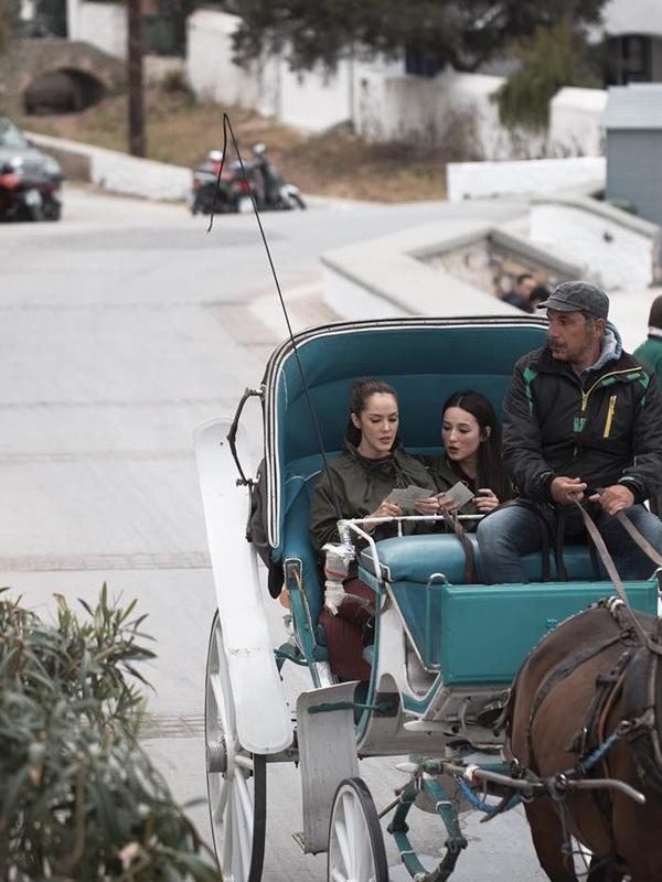Cathy Sharon dan Julie Estelle terlihat beberapa kali menghabiskan liburan bersama. Cathy dan Julie terlihat pernah berlibur ke Greece dan sedang menaiki kereta kuda. Seru banget ya! (Liputan6.com/IG/@cathysharon)