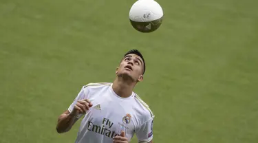 Gelandang baru Real Madrid, Reinier Jesus menjuggling bola saat presentasi dirinya di stadion Santiago Bernabeu di Madrid, Spanyol, Selasa, (18/2/2020). Pemuda asal Brasil ini direkrut Real Madrid dari Flamengo dengan biaya yang ditaksir mencapai 30 juta euro. (AP Photo/Paul White)