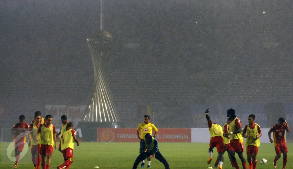 Pemain Semen Padang melakukan pemanasan di bawah guyuran hujan jelang laga final Piala Jenderal Sudirman melawan Mitra Kukar di Stadion GBK Jakarta, Minggu (24/1/2016). Mitra Kukar tampil juara setelah unggul 2-1. (Liputan6.com/Helmi Fithriansyah)
