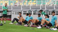 Suasana latihan Timnas Indonesia di Stadion Gelora Bung Tomo Surabaya, Selasa (6/6/2023). (Bola.com/Wahyu Pratama)