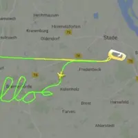 Seorang pilot yang tak diketahui identitasnya melakukan perjalanan untuk membuat sebuah pola tulisan di rute penerbangannya. (Via: mirror.co.uk)