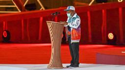 Gubernur Papua, Lukas Enembe mengucapkan salam perpisahan dengan mengatakan "Kita akan berpisah di ufuk timur matahari terbit, Tanah Papua. Kita akan berjumpa lagi dalam PON XXI di ufuk barat matahari terbenam yaitu Aceh dan Sumatra Utara." (PBPON XX PAPUA/Silvester)