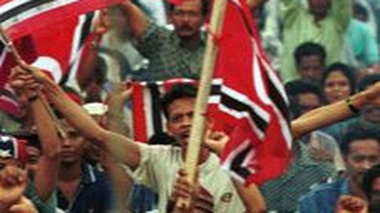 Pada 27 Desember 2005, GAM melalui juru bicara militernya, Sofyan Dawood, menyatakan bahwa sayap militer Tentara Neugara Aceh (TNA) telah dibubarkan secara formal.