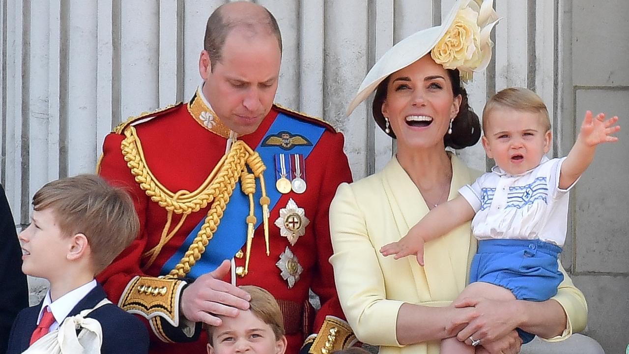 Tingkah Menggemaskan Pangeran Louis Kala Hadiri Upacara Ulang Tahun Sang Buyut