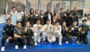 Timnas Wushu Indonesia berhasil meraih lima medali emas dan tiga medali perak di SEA Games 2025. Satu dari lima medali emas tersebut disumbangkan Patricia Geraldine (tiga dari kanan bawah) pada nomor gabungan Changquan, Jianshu dan Qiangshu yang bertanding di The Government Complex Building C, Thung Song Hong, Lak Si, Bangkok, Senin (15/12/2025). (dok. Wushu Indonesia)