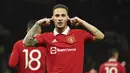 Gelandang Manchester United, Antony berselebrasi usai mencetak gol ke gawang Everton pada laga putaran ketiga Piala FA di Old Trafford di Manchester, Inggris, Sabtu (7/1/2023). Kemenangan ini memastikan MU melaju ke babak selanjutnya. (AP Photo/Dave Thompson)