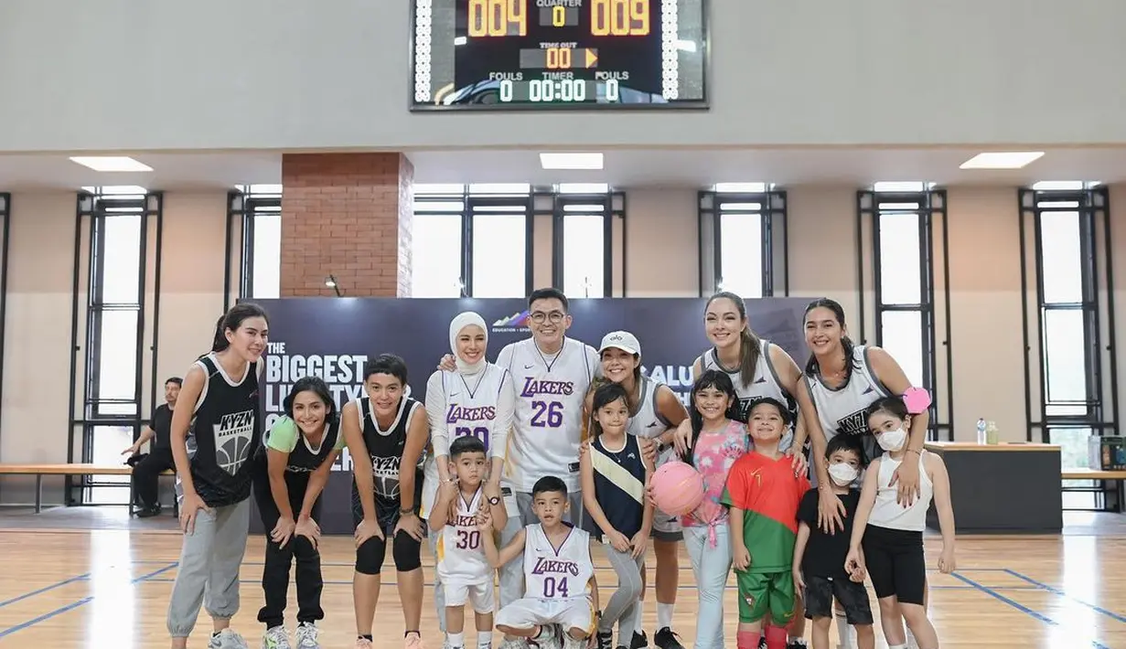 Tergabung dalam tim kostum putih ada Nabila Syakieb, Gisella Anastasia, dr. Reisa Broto Asmoro. S edangkan di tim kostum putih tampak Syahnaz Sadiqah, Caca Tengker, dan Fikha Effendi. Tampak mama muda berpose bersama anak-anaknya. [Instagram/nsyakieb85]
