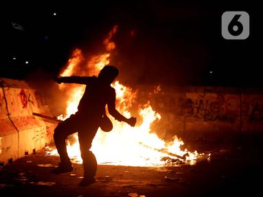Massa yang tergabung dalam Koalisi Masyarakat Sipil melakukan aksi unjuk rasa di kawasan Patung Kuda, Jakarta, Jumat (21/2/2025). (Liputan6.com/Helmi Fithriansyah)