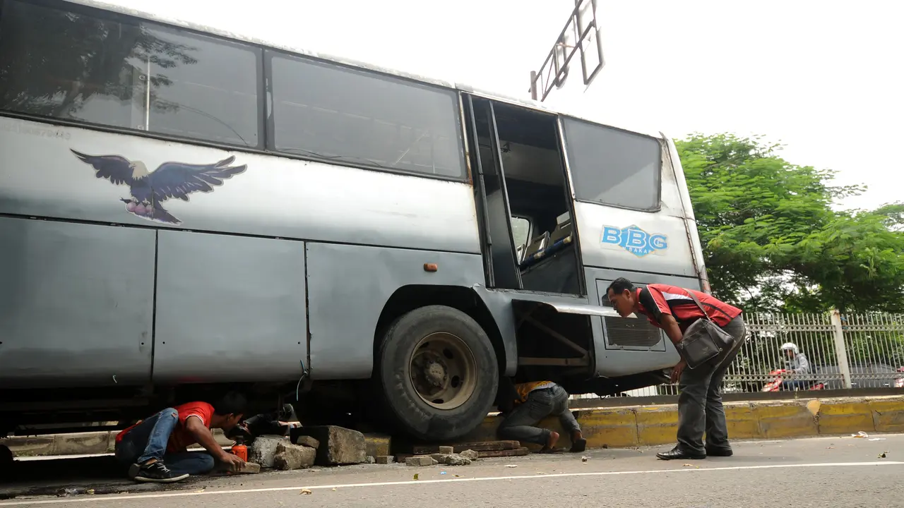 Bus Transjakarta hajar separator busway