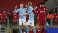 Striker Liverpool, Mohamed Salah, tertunduk setelah Manchester City berhasil mencetak gol keempat yang membuat The Reds kalah telak 1-4 dalam laga pekan ke-23 Premier League di Anfield, Senin (8/2/2021) dini hari WIB. (TIM KEETON / POOL / AFP)
