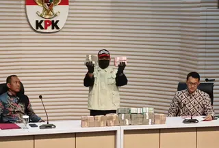 Komisi Pemberantasan Korupsi (KPK) mengungkap dugaan aliran dana sebesar Rp 10,8 miliar yang diterima Bupati Lombok Barat Lalu Ahmad Zaini (LAZ) dalam kasus dugaan korupsi pengadaan barang dan jasa di lingkungan Pemerintah Kabupaten Lombok Barat, Nusa Tenggara Barat (NTB). (Liputan6.com/Dimas Ramadhan Wicaksana)