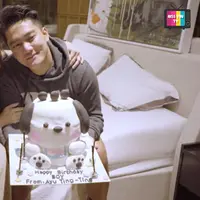 Boy tampak bahagia dengan kejutan yang diberikan oleh perempuan seorang anak itu. Tidak hanya membawakan kue ulang tahun, Ayu Ting Ting juga menyiapkan kado spesial dalam bungkusan kotak berukuran sedang. [Youtube/Qiss You TV]