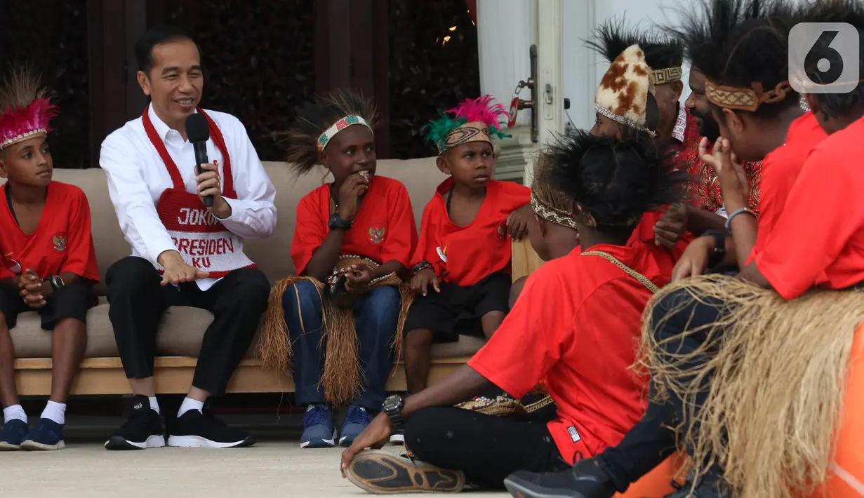 Presiden Joko Widodo atau Jokowi bercengkerama dengan perwakilan anak-anak sekolah dasar dari Papua di Istana Merdeka, Jakarta, Jumat (11/10/2019). Jokowi menerima kedatangan 30 anak-anak sekolah dasar dari Jayapura dan Asmat. (Liputan6.com/Angga Yuniar)
